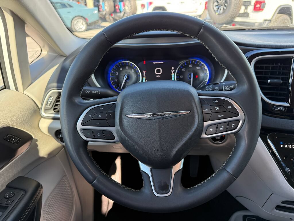 Used 2024 Chrysler Pacifica Touring-L FWD image 17