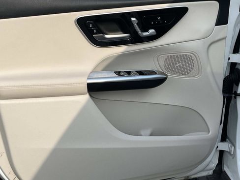 Used 2025 Mercedes-Benz GLC 300 4MATIC image 17