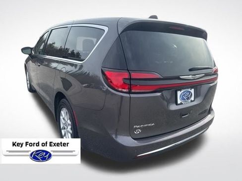 Used 2023 Chrysler Pacifica Touring-L FWD image 4