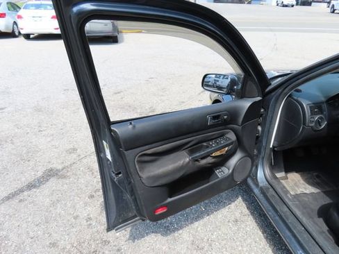 Used 2004 Volkswagen Golf GLS FWD image 10
