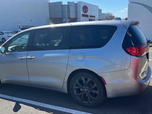 Used 2020 Chrysler Pacifica Touring w/ S Appearance Package image 4