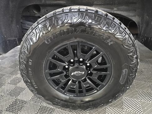 Used 2025 Chevrolet Silverado 2500 ZR2 w/ Technology Package AWD/4WD image 16