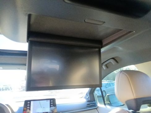 Used 2022 Toyota Sienna Limited image 26