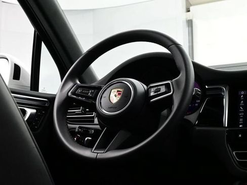 Certified 2025 Porsche Macan AWD/4WD image 21