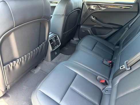 Used 2025 Porsche Macan image 31