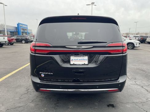 Used 2024 Chrysler Pacifica Touring-L image 31