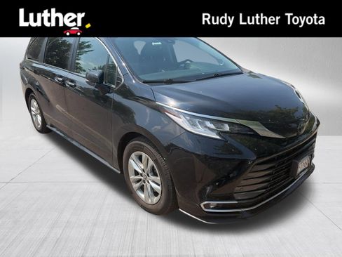 Certified 2022 Toyota Sienna Limited AWD/4WD image 1