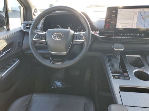 Certified 2023 Toyota Sienna XSE image 17