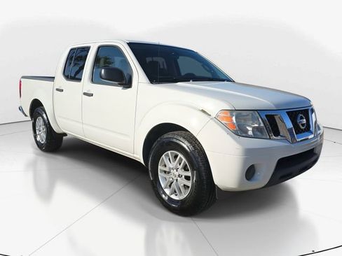Used 2016 Nissan Frontier SV image 2
