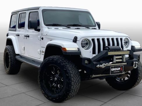 Used 2018 Jeep Wrangler Unlimited Sahara AWD/4WD image 3