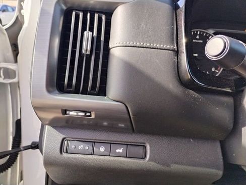 Used 2024 Nissan Pathfinder SL image 16