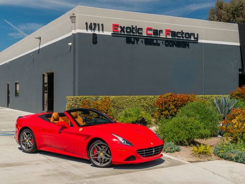 Used 2017 Ferrari California T image 1