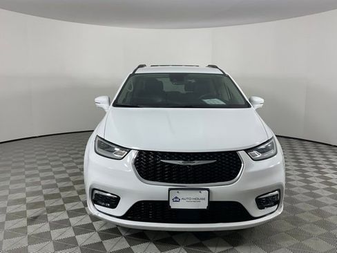 Used 2022 Chrysler Pacifica Touring-L w/ Uconnect Theater Family Group FWD image 2