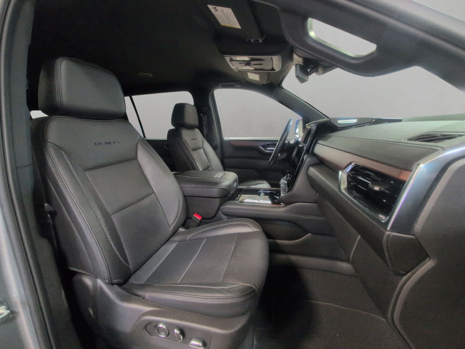 Used 2025 GMC Yukon XL Denali AWD/4WD image 15