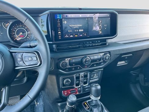 Used 2025 Jeep Wrangler Willys image 14