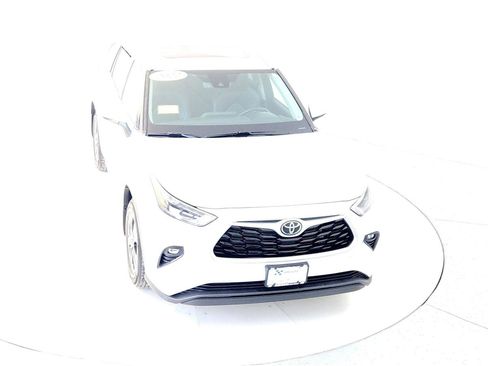 Certified 2022 Toyota Highlander XLE image 20