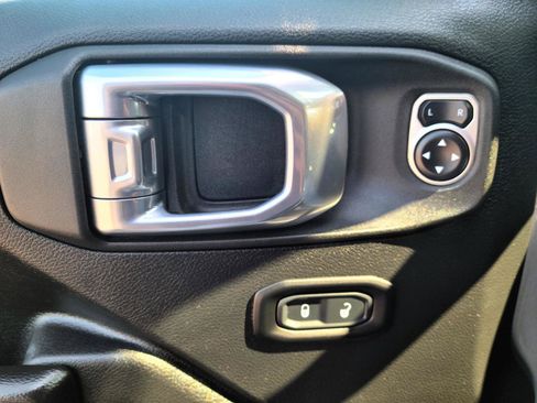 Used 2021 Jeep Gladiator Rubicon AWD/4WD image 12