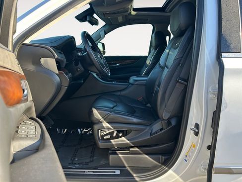 Used 2020 Cadillac Escalade Luxury AWD/4WD image 15