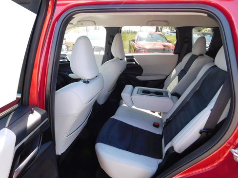 Used 2025 Mitsubishi Outlander SE AWD/4WD image 13