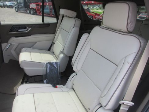 New 2026 GMC Yukon Denali w/ Sun & Power Step Package AWD/4WD image 12