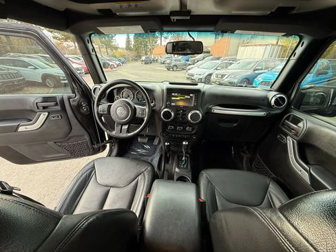 Used 2015 Jeep Wrangler Unlimited Rubicon w/ Connectivity Group image 18