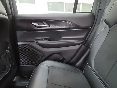 Used 2025 Jeep Grand Cherokee Altitude image 11