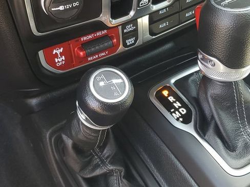 Used 2024 Jeep Gladiator Rubicon w/ Convenience Group AWD/4WD image 27