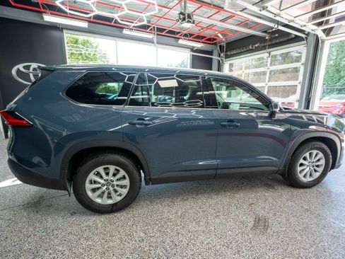 Used 2024 Toyota Grand Highlander XLE AWD/4WD image 4