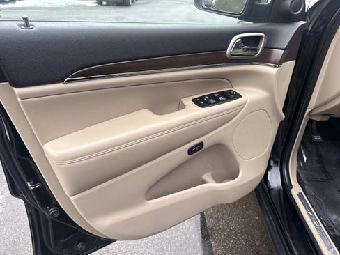 Used 2017 Jeep Grand Cherokee Limited image 18