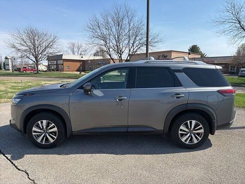 Used 2022 Nissan Pathfinder SL w/ Cargo Package FWD image 3