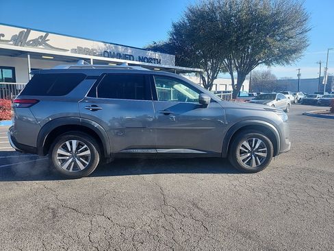 Used 2023 Nissan Pathfinder SL image 2