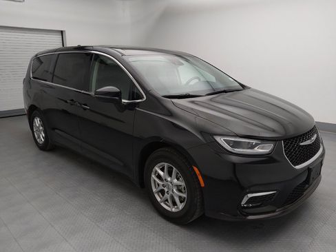Used 2023 Chrysler Pacifica Touring-L image 11