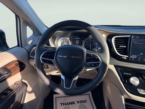 Used 2023 Chrysler Pacifica Limited image 14