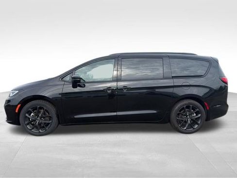 Used 2025 Chrysler Pacifica Limited image 2
