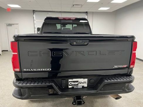 Used 2024 Chevrolet Silverado 2500 ZR2 w/ Technology Package image 9