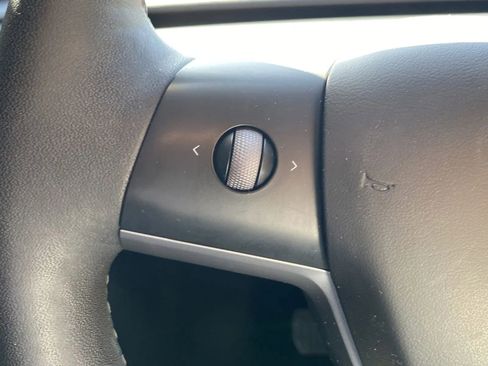 Used 2024 Tesla Model Y Long Range AWD/4WD image 17