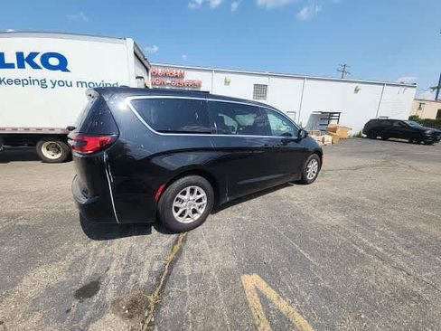 Used 2023 Chrysler Pacifica Touring-L FWD image 15