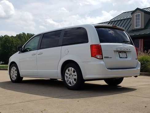 Used 2018 Dodge Grand Caravan SE w/ UConnect Hands-Free Group FWD image 3