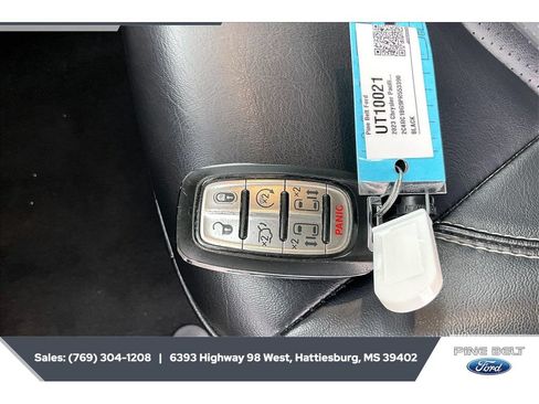 Used 2023 Chrysler Pacifica Touring-L FWD image 9
