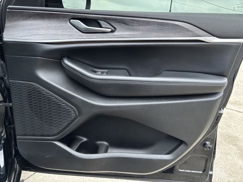 Used 2023 Jeep Grand Cherokee Limited w/ Luxury Tech Group II image 31