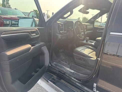 Used 2023 Chevrolet Silverado 1500 High Country w/ High Country Premium Package AWD/4WD image 3