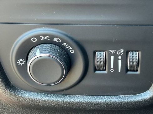 Used 2023 Jeep Grand Cherokee Laredo AWD/4WD image 23