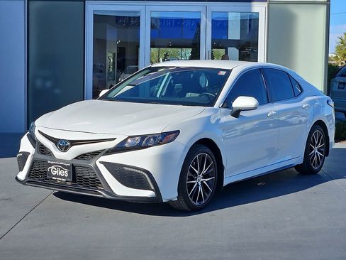 Used 2024 Toyota Camry SE image 2