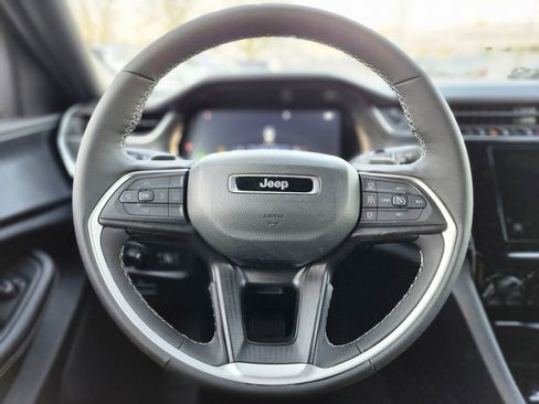 New 2025 Jeep Grand Cherokee Altitude image 23