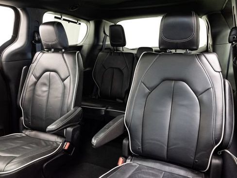 Used 2025 Chrysler Pacifica Limited FWD image 24