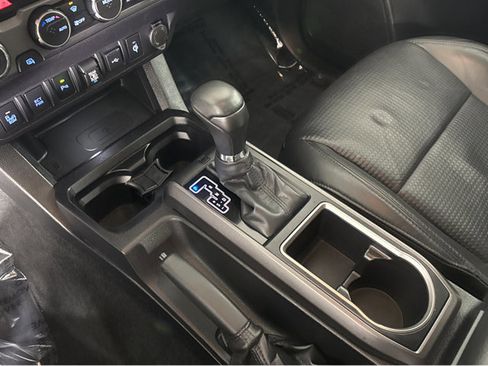 Used 2020 Toyota Tacoma TRD Off-Road image 32