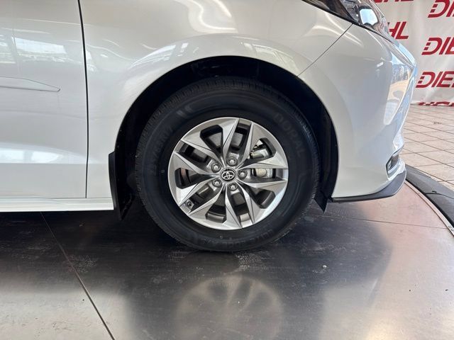 Used 2025 Toyota Sienna XLE w/ XLE Plus Package FWD image 40