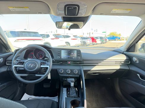 Used 2021 Hyundai Elantra SE image 20