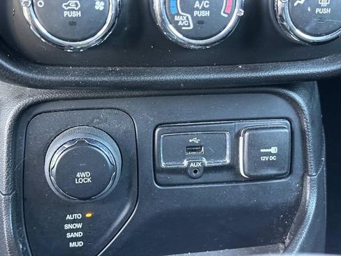 Used 2017 Jeep Renegade Altitude image 23