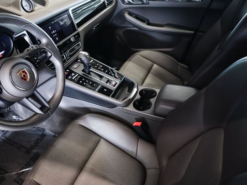 Certified 2024 Porsche Macan AWD/4WD image 18